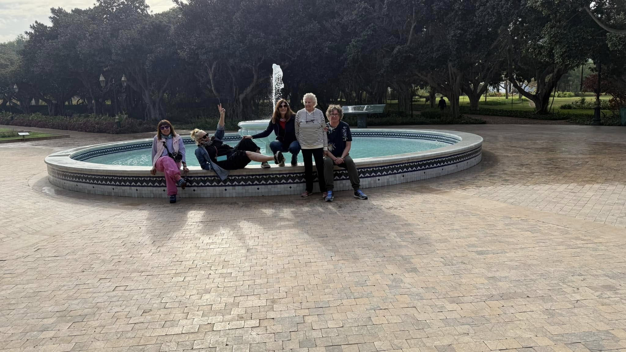 Группа круизных туристов на экскурсии в Касабланке с гидом