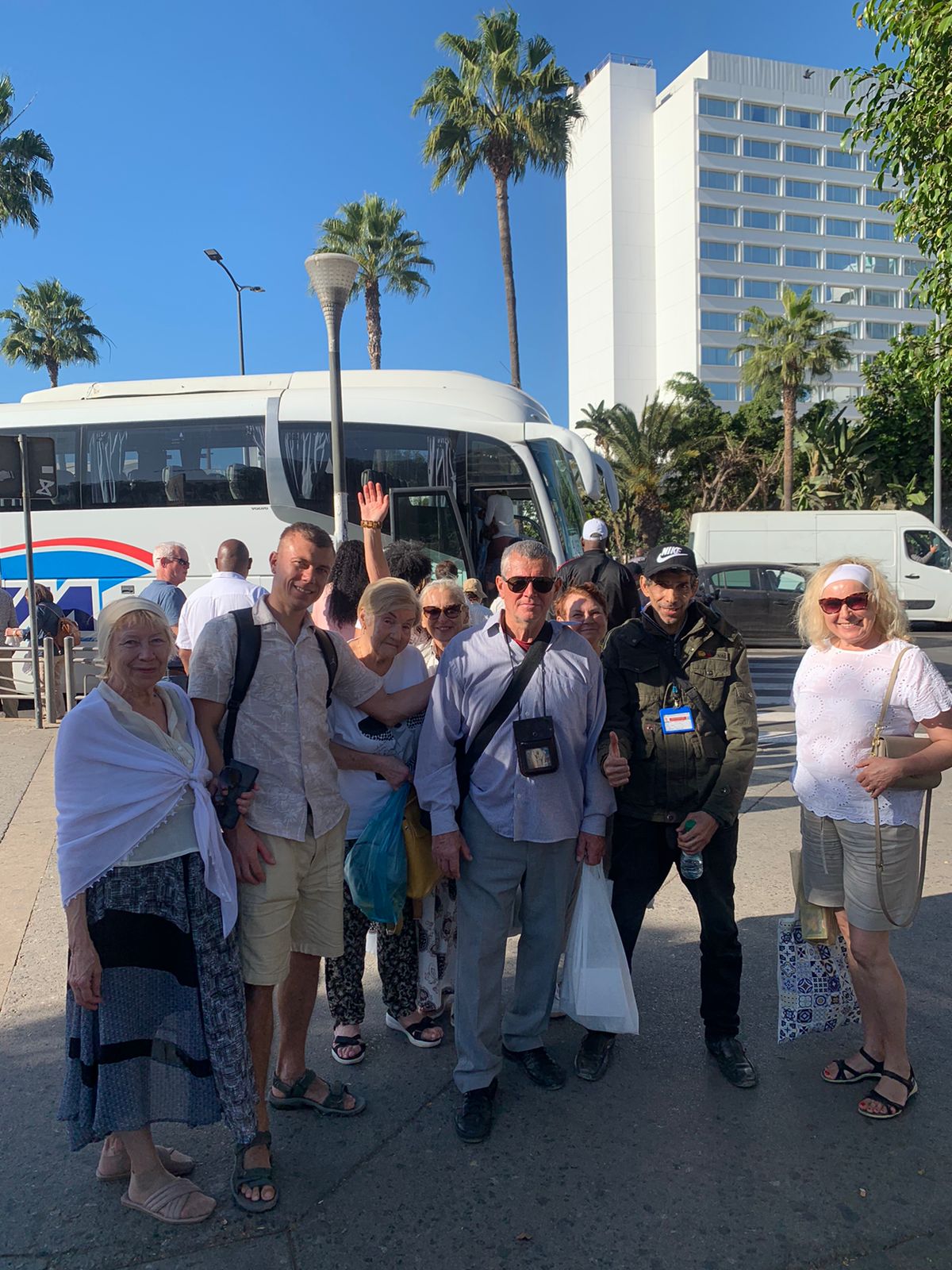 Туристы отдыхают в ресторане Касабланки после экскурсии